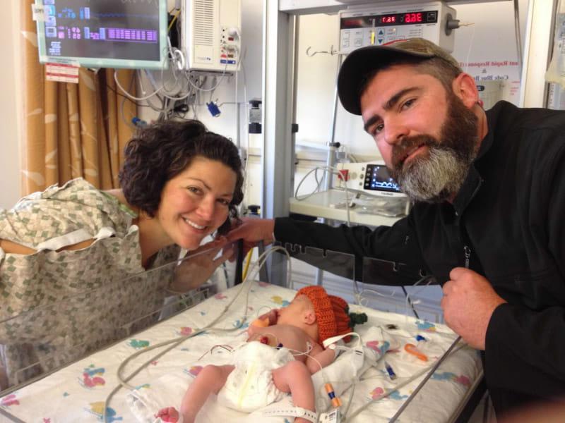 2017年，斯蒂芬妮(右)和丹·詹纳斯带着他们刚出生的女儿科里在医院. (Photo courtesy of the Jenness family)